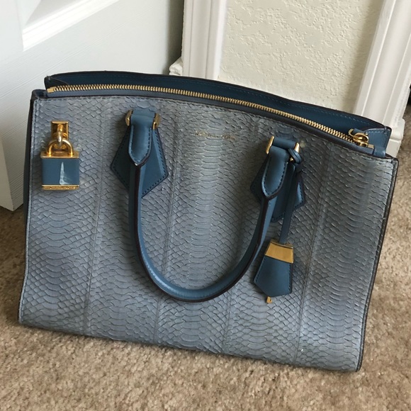 Michael Kors bag very nice still look like new - Picture 2 of 3